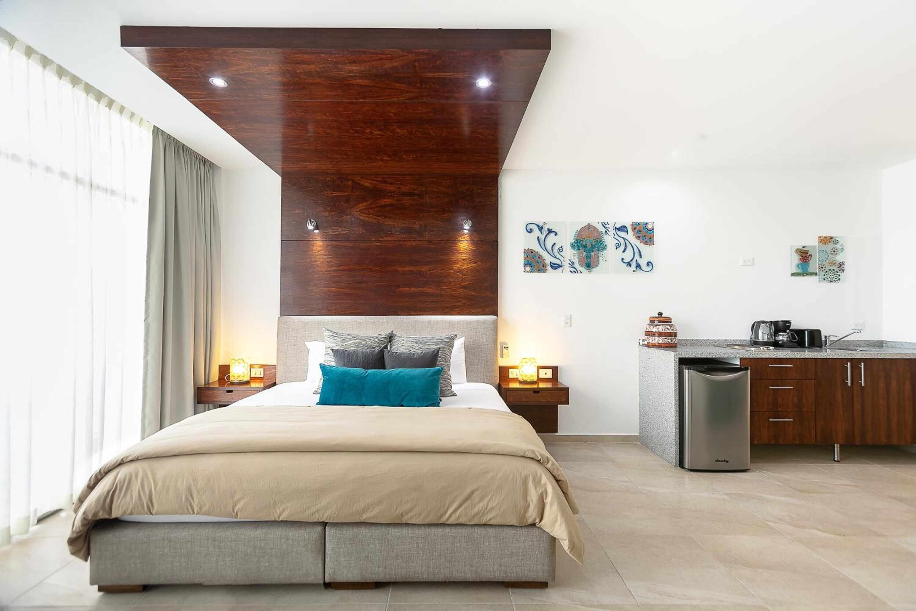 Ropa de cama de alta calidad, edredón, camas Tempur-Pedic y minibar 