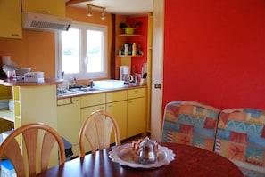 Bungalow (Les Patureaux) | Private kitchen | Fridge, stovetop, coffee/tea maker, electric kettle - Camping La Chevauchée (Bussière-Dunoise)