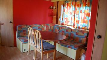 單棟小屋 (Les Patureaux) | 房內用餐