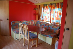 Bungalow (Les Patureaux) | In-room dining