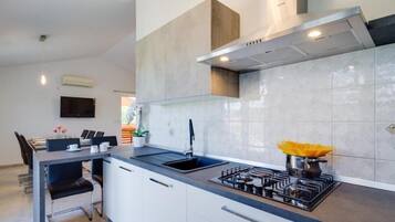 Fridge, microwave, oven, stovetop