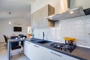 Kylskåp, mikrovågsugn, spishäll och diskmaskin