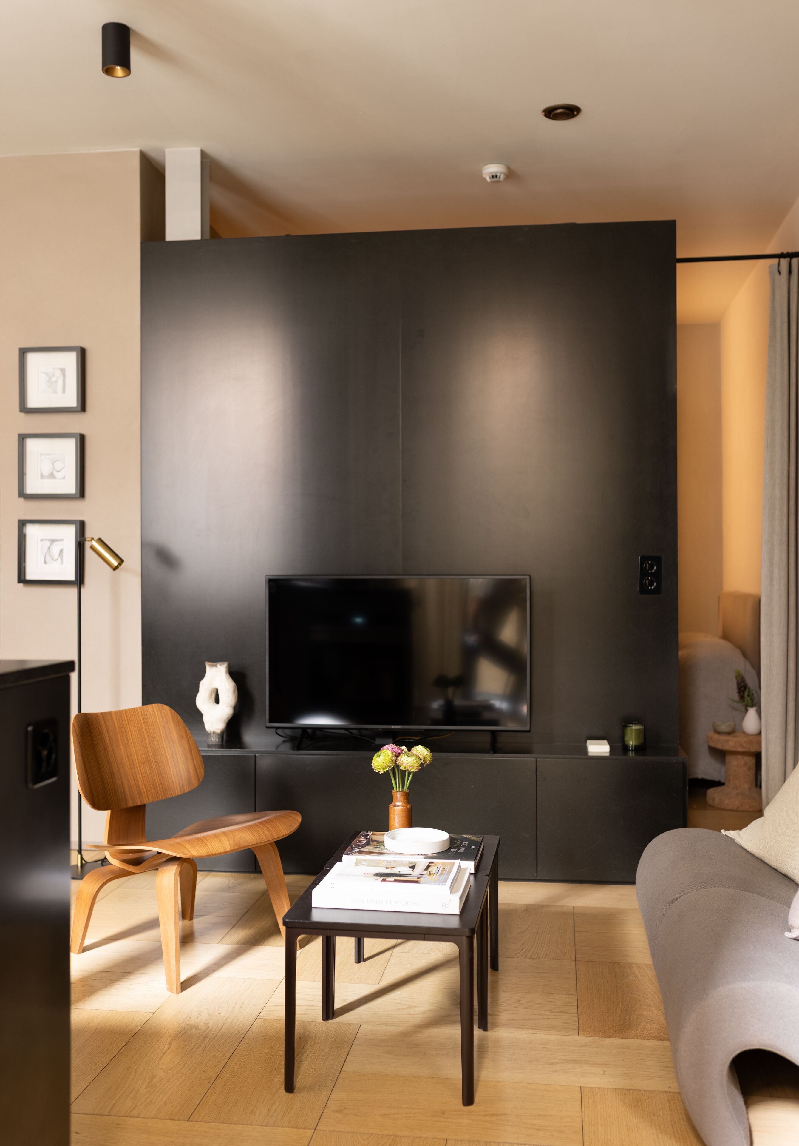 Deluxe Studio | Living area | Flat-screen TV, Netflix, streaming services