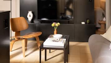 Deluxe Studio | Living area | Flat-screen TV, Netflix, streaming services