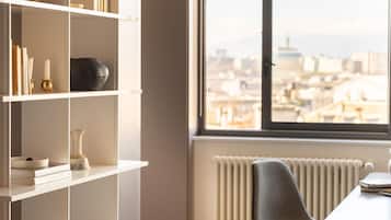 Deluxe appartement, 2 slaapkamers | Individueel gedecoreerd, individueel gemeubileerd, een bureau