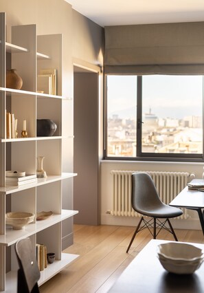 Deluxe appartement, 2 slaapkamers | Individueel gedecoreerd, individueel gemeubileerd, een bureau