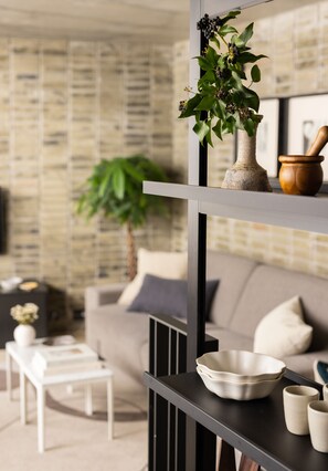 Deluxe appartement, 1 slaapkamer | Woonruimte | Flatscreentelevisie, Netflix en streamingdiensten