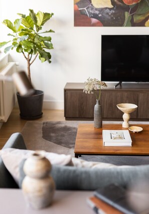 Apartamento luxo, 2 quartos | Individualmente decorados, individualmente mobiliados, escrivaninha