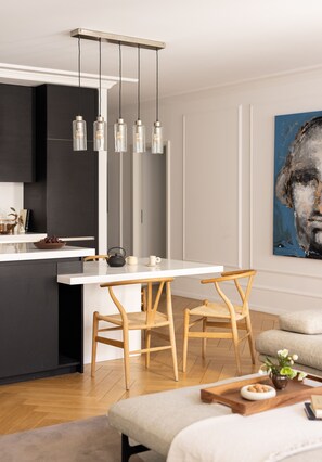 Apartamento superior | Cozinha privada | Geladeira grande, micro-ondas, fogão, cooktop