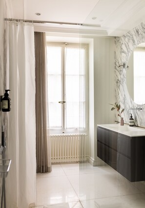 Superior Apartment | Bathroom