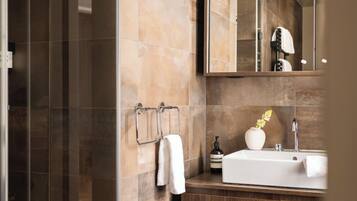 Gratis toiletartikelen, een haardroger, handdoeken, zeep