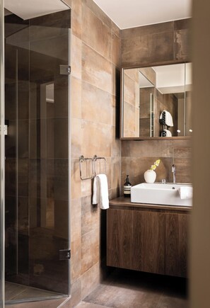 Gratis toiletartikelen, een haardroger, handdoeken, zeep