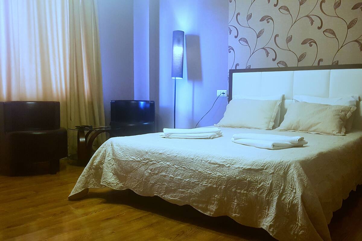 Luxury Double Room | Bathroom | Combined shower/tub, free toiletries, hair dryer, bathrobes