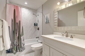 Douche, sèche-cheveux, serviettes fournies, savon