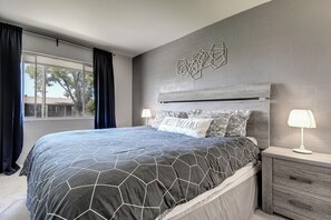 2 bedrooms, iron/ironing board, free WiFi, bed sheets - Gorgeous Old Town Scottsdale Townhouse by Fashion Square (Scottsdale)