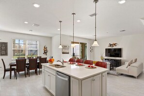 Dining - Pet Friendly 5BedR.4 Bath⛱5★ Pool & Theme Room, BBQ, Resort Style & Free Wi-Fi!! (Davenport)