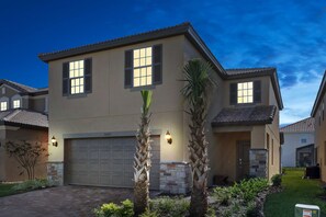 Exterior - Pet Friendly 5BedR.4 Bath⛱5★ Pool & Theme Room, BBQ, Resort Style & Free Wi-Fi!! (Davenport)