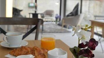 Petit déjeuner composé de spécialités régionales (5 EUR par personne)