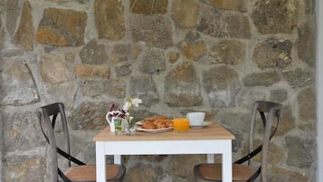 Desayuno con opciones de la cocina local diario (EUR 5 por persona)