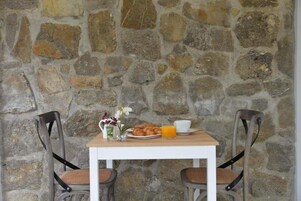 Desayuno con opciones de la cocina local diario (EUR 5 por persona)