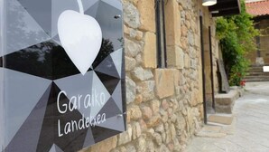A sign with a heart design and the text "Garakiko Landexea" on a stone wall. - Hotel Garaiko Landetxea (Garai)