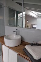 Ducha, secador de pelo, toallas, jabón