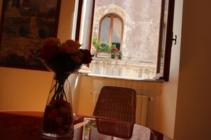 Apartment, 1 Schlafzimmer | Essbereich im Zimmer