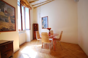 Apartment, 1 Schlafzimmer | Essbereich im Zimmer