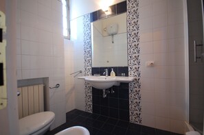 Apartment, 1 Bedroom | Bathroom | Shower, rainfall showerhead, hair dryer, bidet - Delfini (Rome)