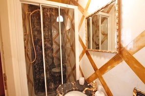 Apartment, 3 Bedrooms | Bathroom shower
