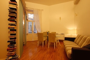Appartement, 3 slaapkamers | Woonruimte | Flatscreentelevisie