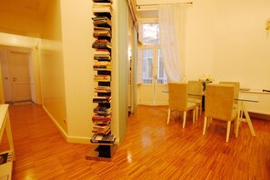 Appartement, 3 chambres | Repas dans la chambre