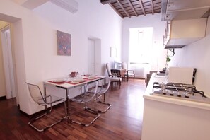 Apartment, 2 Schlafzimmer | Essbereich im Zimmer