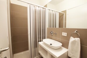 Apartment, 2 Schlafzimmer | Waschbecken im Bad
