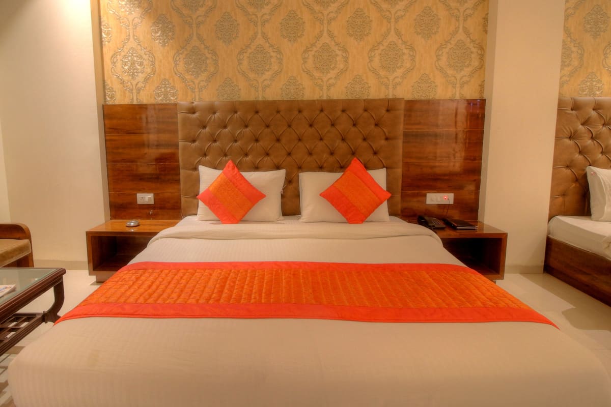 Double Room | In-room safe, iron/ironing board, free WiFi, bed sheets