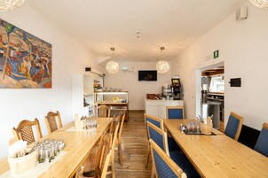 Colazione a buffet a pagamento, servita tutte le mattine 