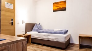 Quarto solteiro clássico | Individualmente decorados, individualmente mobiliados, escrivaninha