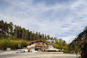 A hotel with a modern design, multiple floors, and a parking lot. - B&B Hotel Sonneck (Naz Sciaves)