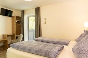 Economy Double Room, 1 Bedroom | Individually decorated, individually furnished, desk, laptop workspace - B&B Hotel Sonneck (Naz Sciaves)