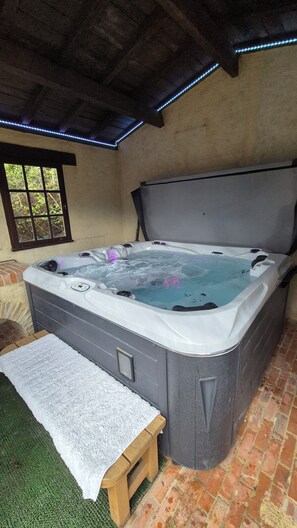 Indoor spa tub