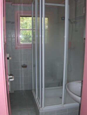 Doccia, asciugacapelli, asciugamani, sapone