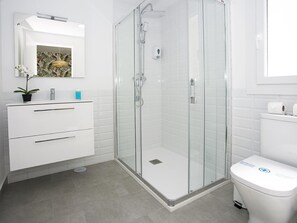 Een haardroger, handdoeken