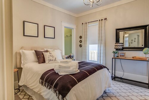 1893 Classic 4 Blocks From Great Dining & Shops