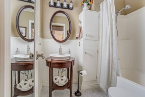 House (2 Bedrooms) | Bathroom | Bathtub - 1893 Classic 4 Blocks From Great Dining & Shops (Colorado Springs)