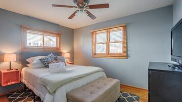 Rumah (3 Bedrooms) | 3 kamar tidur, setrika/meja setrika, dan seprai linen