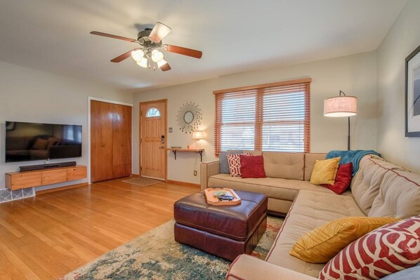 House (3 Bedrooms) | Living room