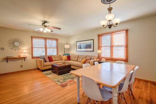 Maison (3 Bedrooms) | Salle de séjour | Téléviseur