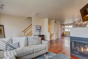 Villa (3 Bedrooms) | Salle de séjour | Télévision