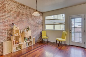3 habitaciones y espacio para trabajar con laptop 