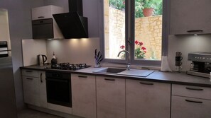 Kühlschrank, Mikrowelle, Ofen, Herdplatte